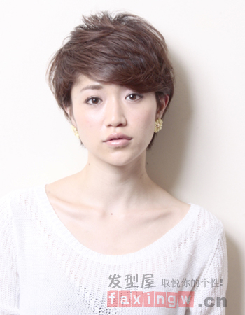 日系女生定位燙短髮造型 時尚吸睛魅力十足