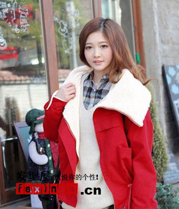 紅色毛呢外套搭配的女生冬季髮型圖片