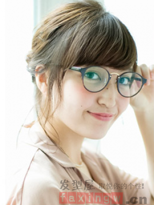 戴眼鏡女生適合扎的髮型 簡單時尚顯呆萌