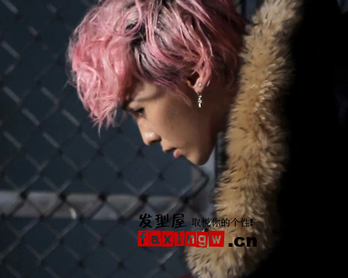 2012男生時尚染髮髮型圖片 權志龍示範紅色捲髮造型