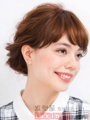日系女生盤發髮型 時尚清爽顯氣質