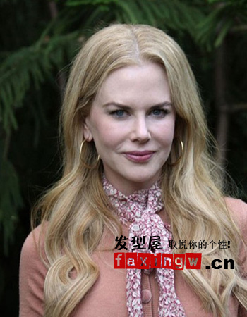 歐美明星秋季街拍圖片 百變絲巾搭配引領潮流