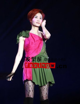 王菲2011廣州演唱會 紅色短髮最耀眼