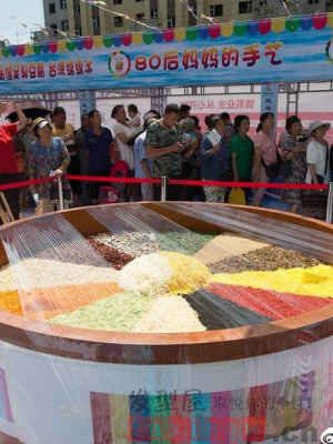 3米巨鍋盛數百斤原料 吉林千人同吃拌飯