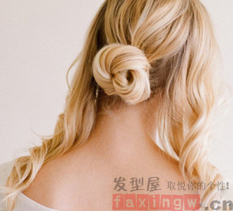 簡單髮髻DIY教程 蓬鬆扎發盡顯優雅大氣