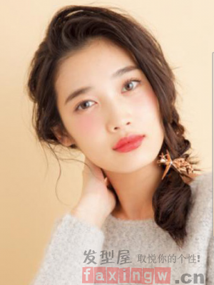 簡單好看的側馬尾辮扎法圖解