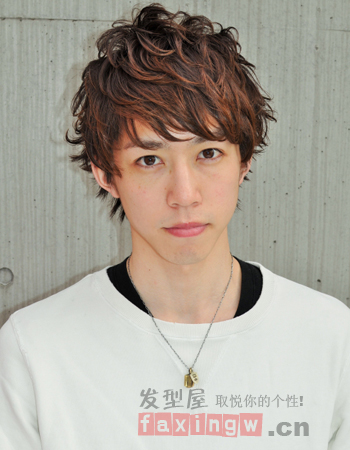 2015年時尚男生定位燙髮型 展現個性潮男范兒