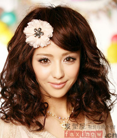 人氣女明星捲髮髮型PK 甜美可愛VS成熟知性你更喜歡誰