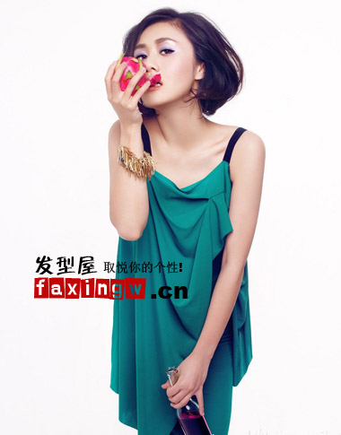 劉芸最新圖片 另類時尚寫真短髮梨花燙髮型圖片