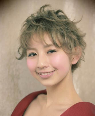 日系女人味短捲髮髮型圖片 柔美個性