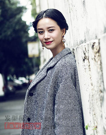 倪虹潔盤發造型拍寫真 盡顯東方女人魅力