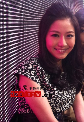   《非誠勿擾》女嘉賓謝羽億私照髮型秀