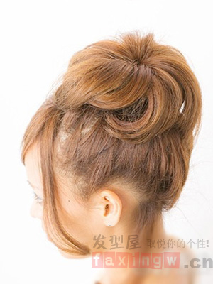 蓬鬆花苞頭扎發圖解