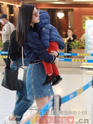 陳妍希抱兒子現身機場 簡單髮型母愛暖心