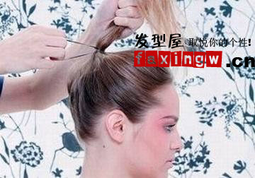 簡單復古盤發教程 一分鐘打造高雅氣質