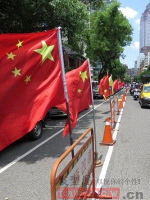台“統派”在立院旁插滿五星紅旗