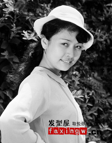 **************早期青澀美照曝光 髮型優雅氣質端莊