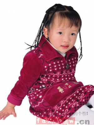 扎兩個麻花辮子的小女孩圖片