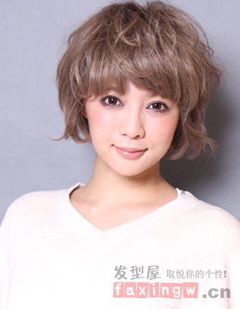日系女生定位燙短髮造型 時尚吸睛魅力十足