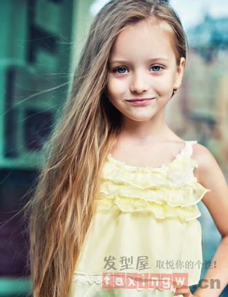 俄羅斯童模安吉麗娜 百變蘿莉髮型似天使