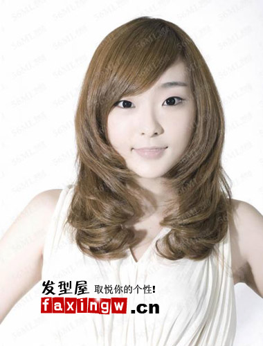 2013甜美時尚中發梨花頭髮型圖片