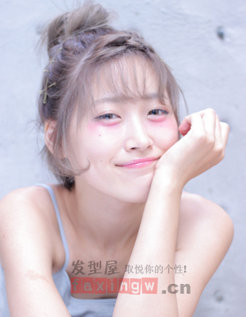  日系甜美花苞頭盤發  甜美彰顯少女風