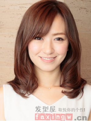 女生中長發盤發設計 簡單別致顯氣質