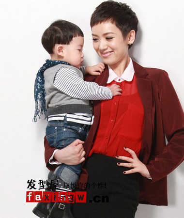 美麗女主播李曉峰與兒子親子髮型盡顯甜蜜溫馨