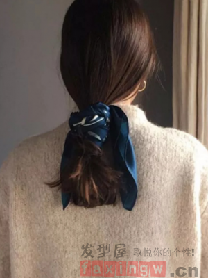 充滿慵懶風的女生低扎發 依舊帶著滿滿的女神氣質