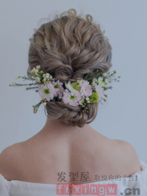 花朵點綴的森系新娘髮型 且以深情共白頭