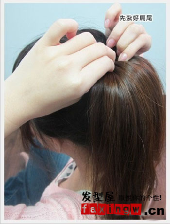 用花苞頭扎法 打造甜美公主頭髮型