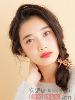 夏季女生扎發圖片賞析
