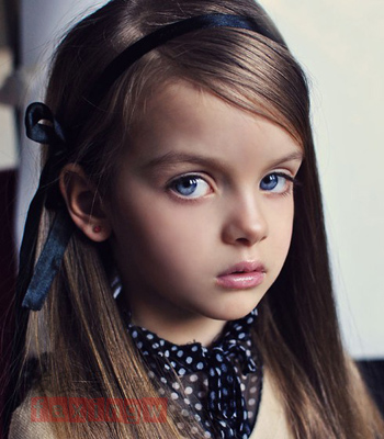 5歲超模米蘭·庫爾尼科娃超萌髮型示範 秒殺所有女明星