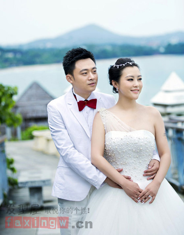 郝蕾與老公劉燁結婚照曝光 復古新娘盤發優雅迷人 
