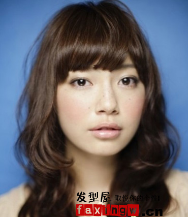 氣質修顏中長發燙髮 扮熟女可首選