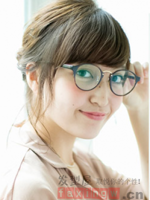 戴眼鏡適合的扎發 簡單時尚蘿莉范