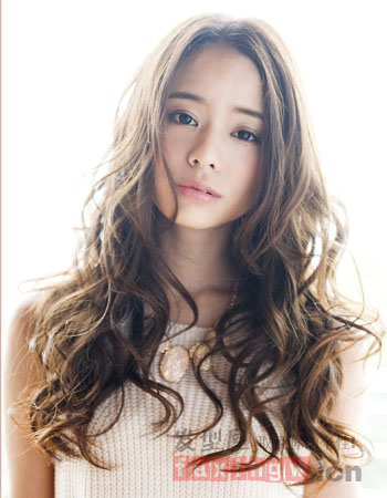 日系女生大捲髮型 豐盈燙髮浪漫吸睛