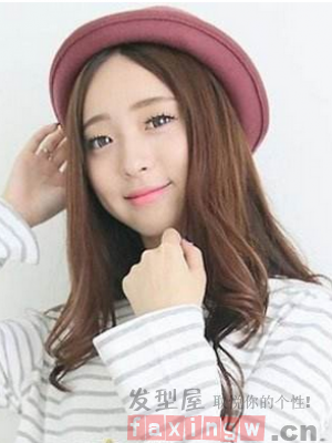 戴帽子長發美女 輕鬆凸顯時尚感