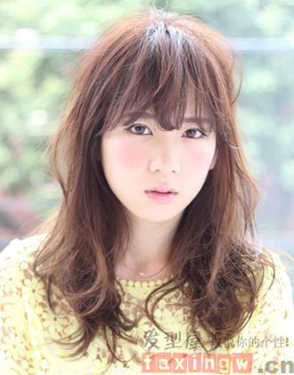 女生弄什麼髮型好看 中長髮捲發最受寵
