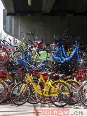 高架堆積各種共享腳踏車 約有兩三千輛