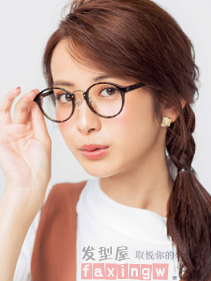 一款簡單好看的側編髮 搭配眼鏡超顯文藝范