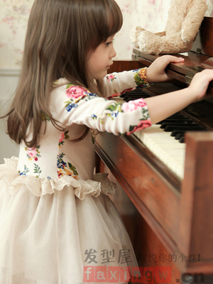 六一女童鋼琴表演髮型圖片  甜美髮型美如公主