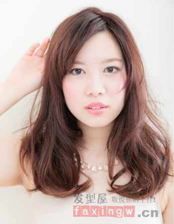 女生大臉長發搭配 日系設計修顏百搭