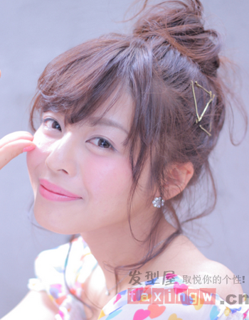  日系甜美花苞頭盤發  甜美彰顯少女風