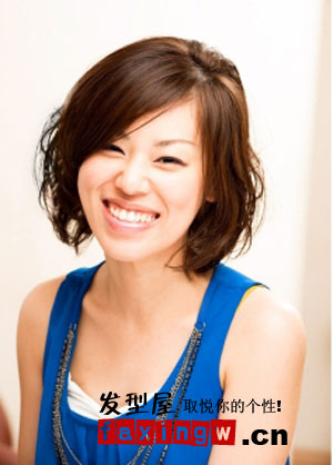 日系女生短燙髮髮型圖片  