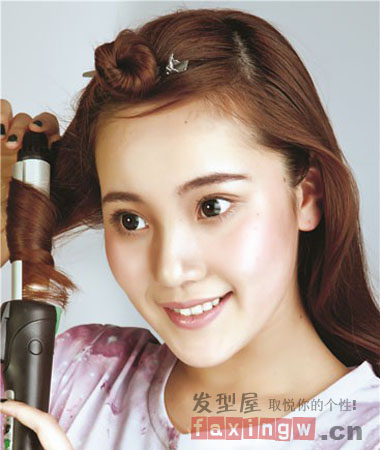 春季唯美捲髮髮型 約會必學最顯臉小