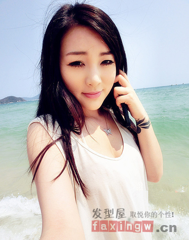 女生的斜劉海直發髮型 充滿靈動氣息