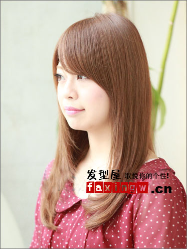 2013清新感直發梨花頭髮型 展純美OL風