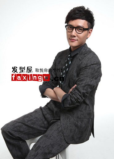 馮紹峰年末雜誌封面成熟男人味二分區式髮型圖片