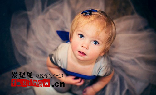 秋季美美的婚禮女花童髮型圖片 花朵裝點清新可愛